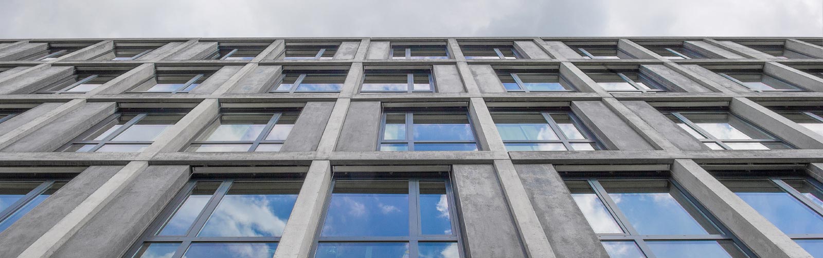 Blick von unten nach oben auf eine Pfosten-Rigel-Fassade