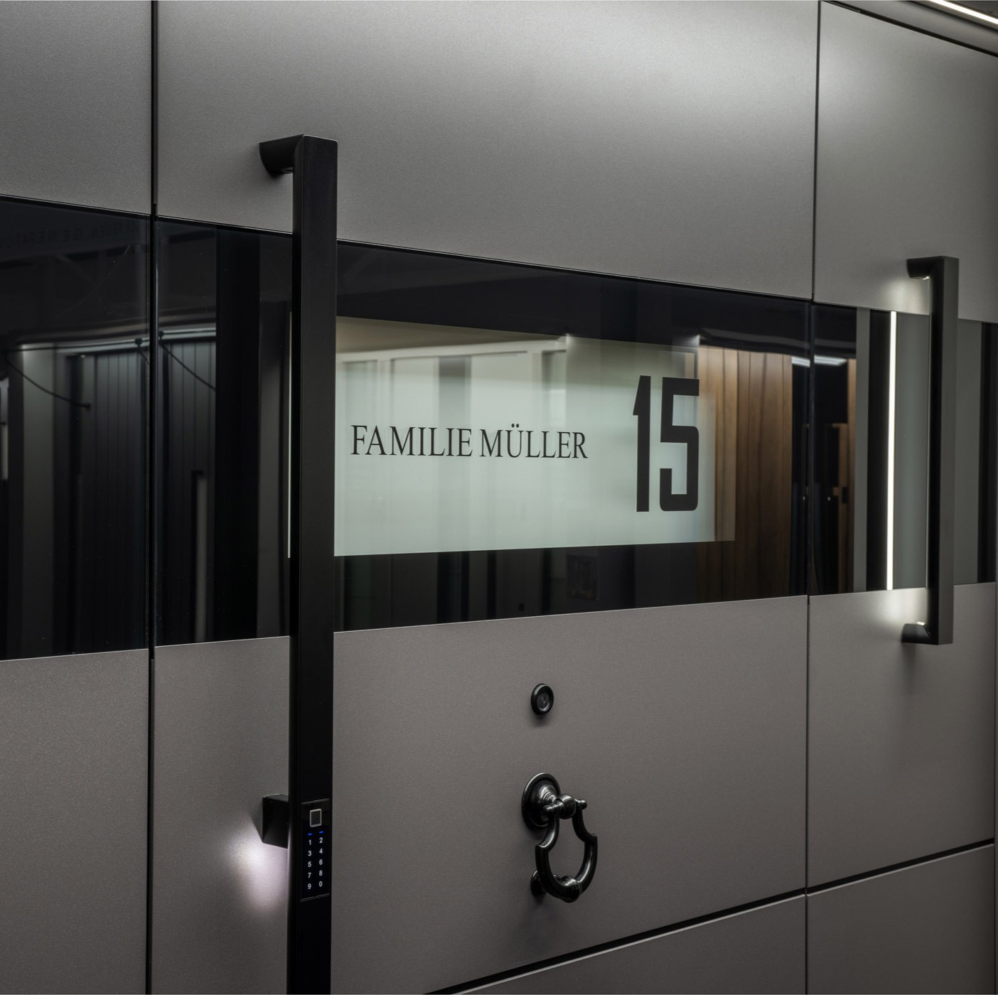 Moderner Hauseingang mit Namensschild, Hausnummer 15 und dunklem Griff mit eingebettem Fingerprint