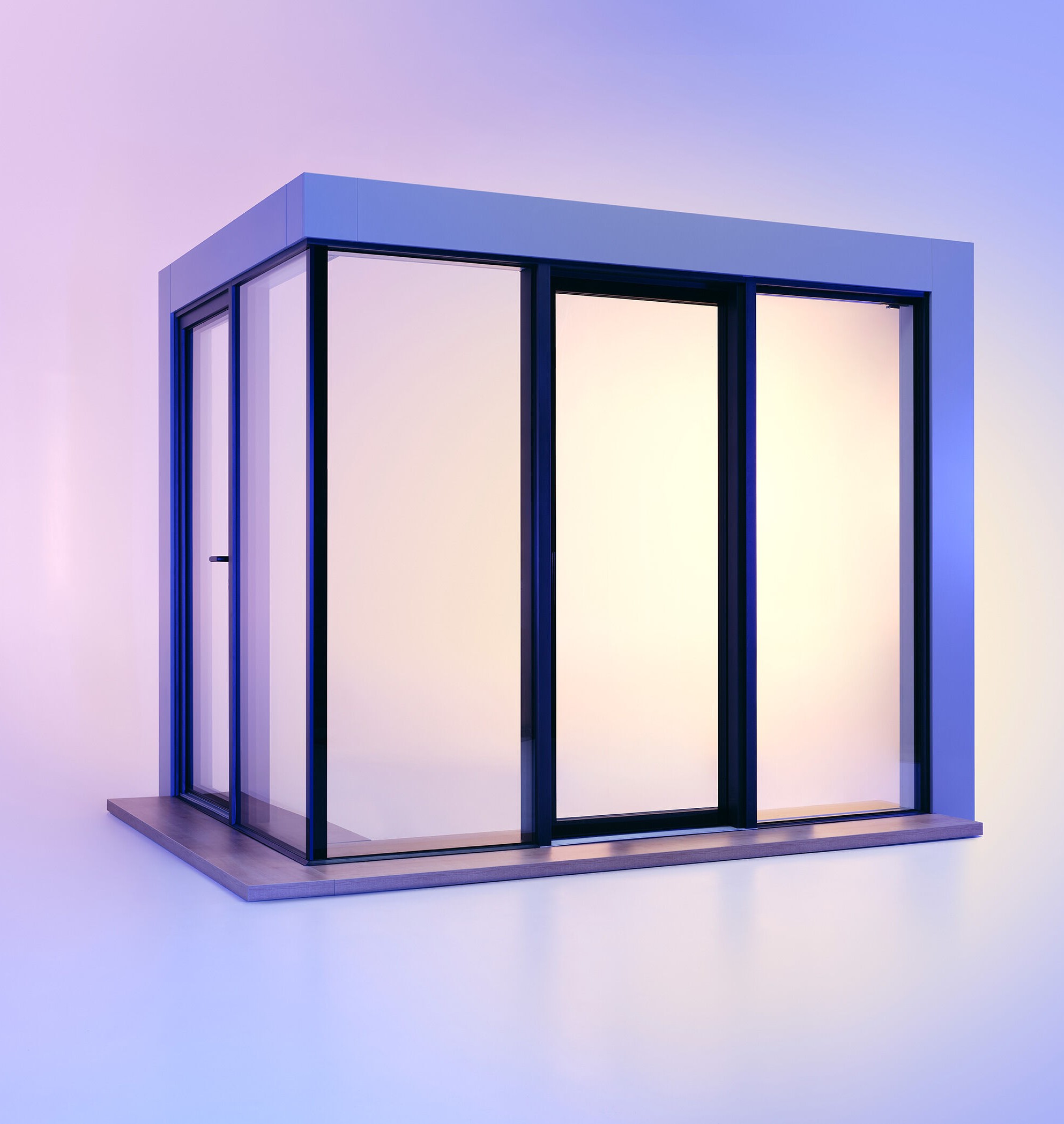 Moderne Balkonverglasung mit schwarzen Rahmen und hell beleuchteten Glaselementen vor blau-violettem Hintergrund.