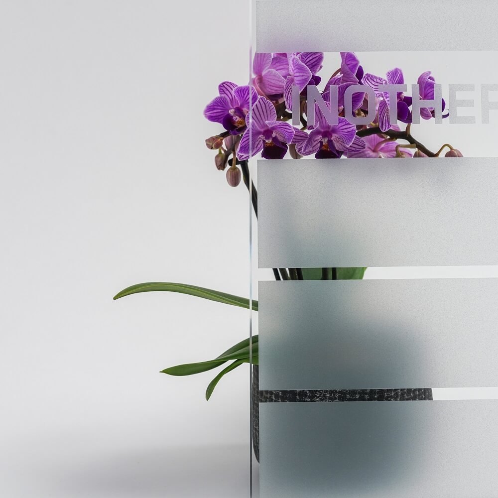 Satiniertes Glas mit transparenten Streifen für Haustüren und Fenster mit modernem Sichtschutz