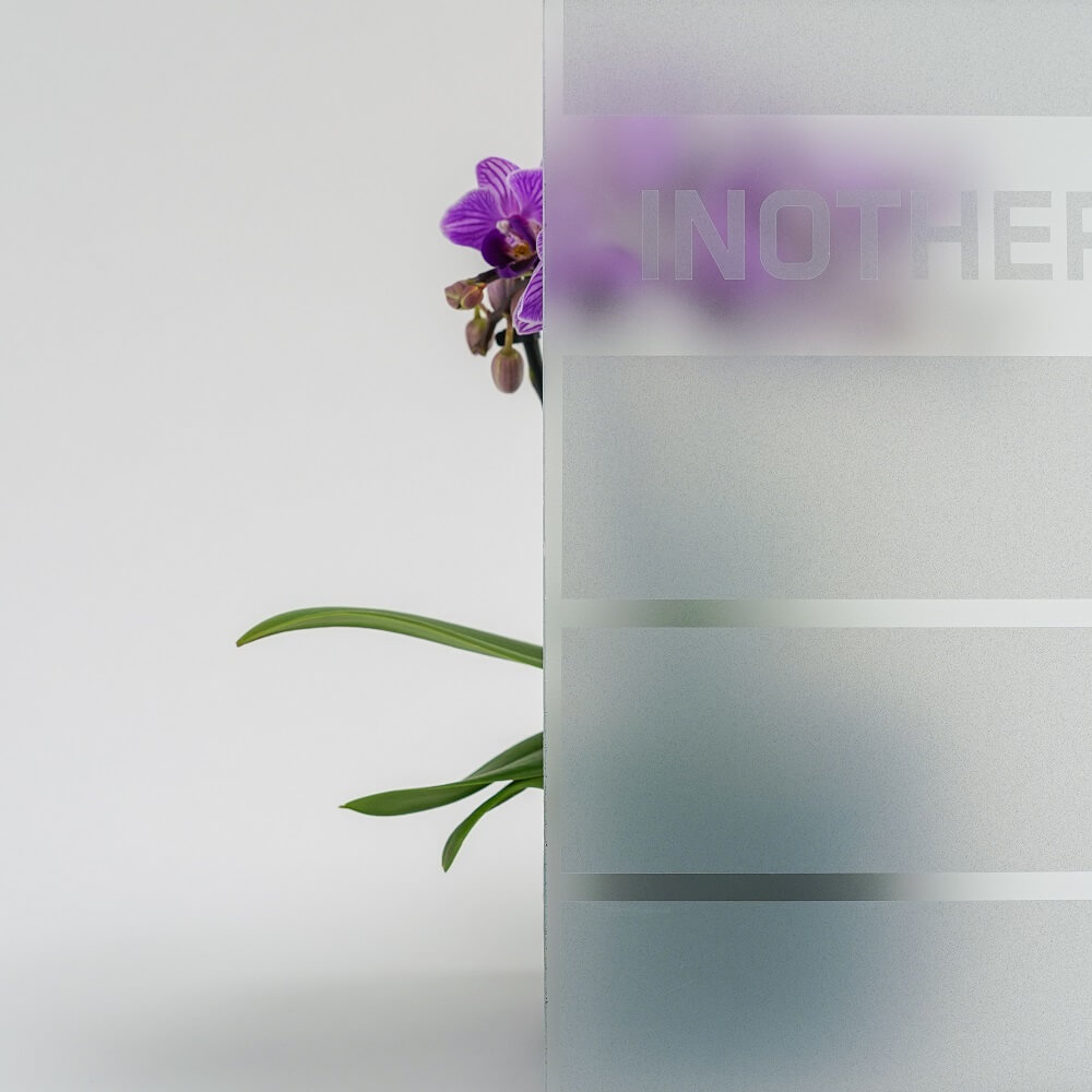 Satiniertes Sichtschutzglas mit Streifenmotiv für Haustüren und Fenster
