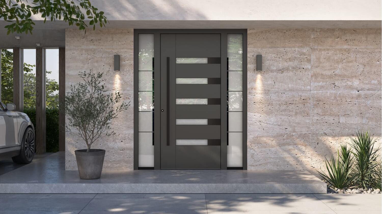 Moderne Haustür mit seitlichen Glaselementen und horizontalen Lichtausschnitten vor heller Natursteinfassade.